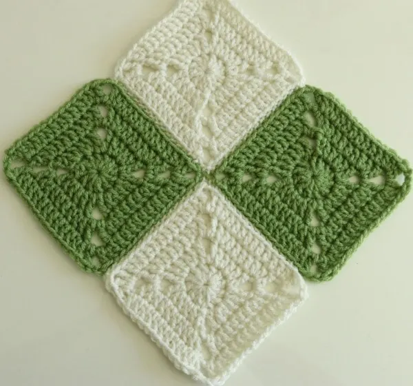 EASY CROCHET: How to Crochet a Granny Square for Beginners 