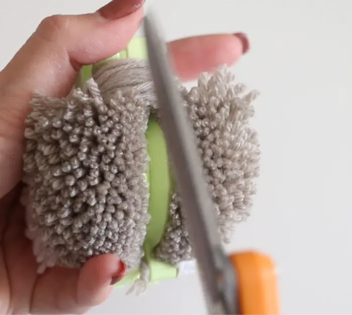 how to make a yarn pom pom