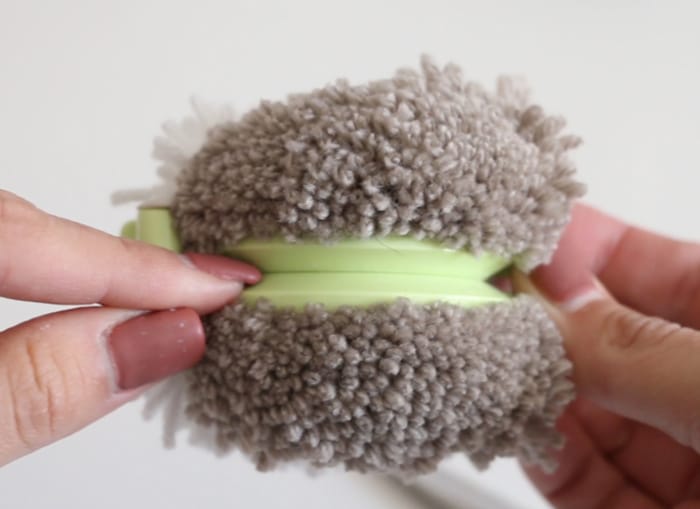 how to make a yarn pom pom
