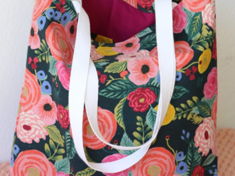 Novice Beginnings: ROSE FABRIC BAG TUTORIAL | Fabric tote bags, Tote bags  sewing, Quilted tote bags