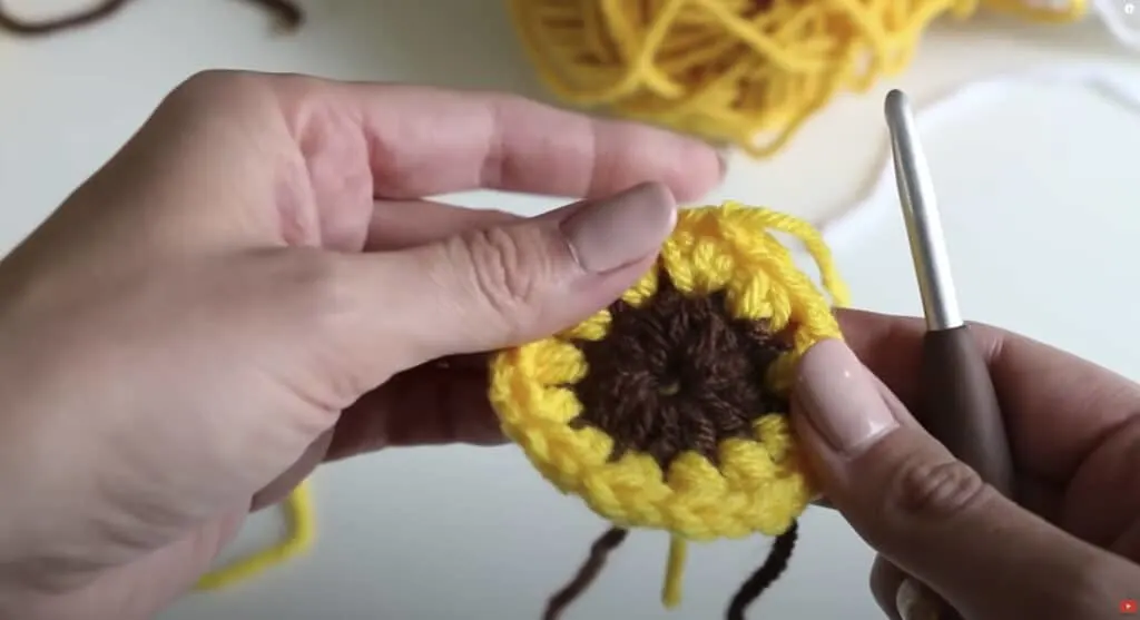 Crocheting a sunflower granny square tutorial
